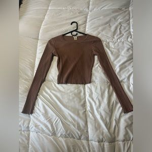 Slight cropped long sleeve top. Size Small